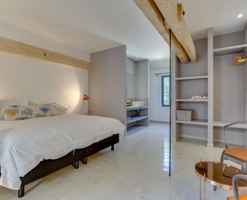 Gite apartment showing bathroom area
