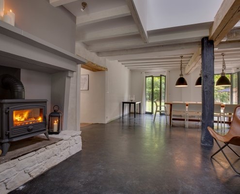 Gite entrance with individual leather lounge chairs