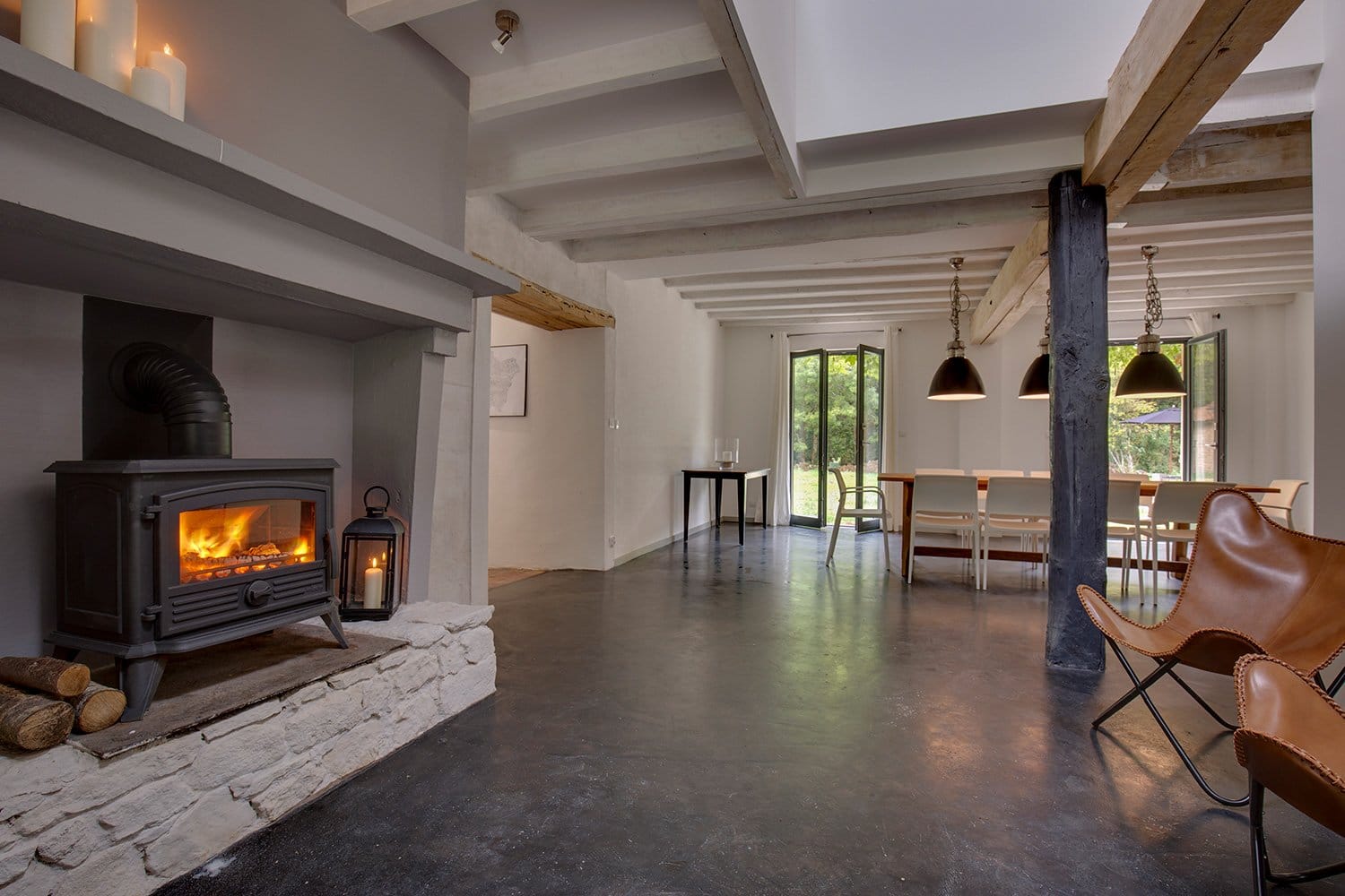 Gite entrance with individual leather lounge chairs