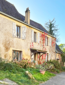 Cottage with beautiful roses in Cadouin