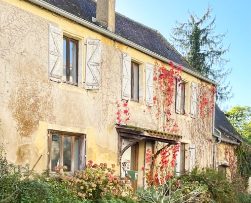 Cottage with beautiful roses in Cadouin