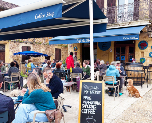 Cafe with outdoor seating in Cadouin