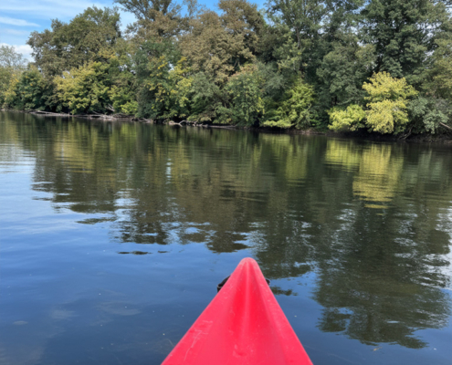 Dordogne river bank by canoe