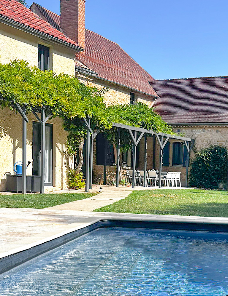 Putting your feet up Luxury sheet swimming pool in the Dordogne